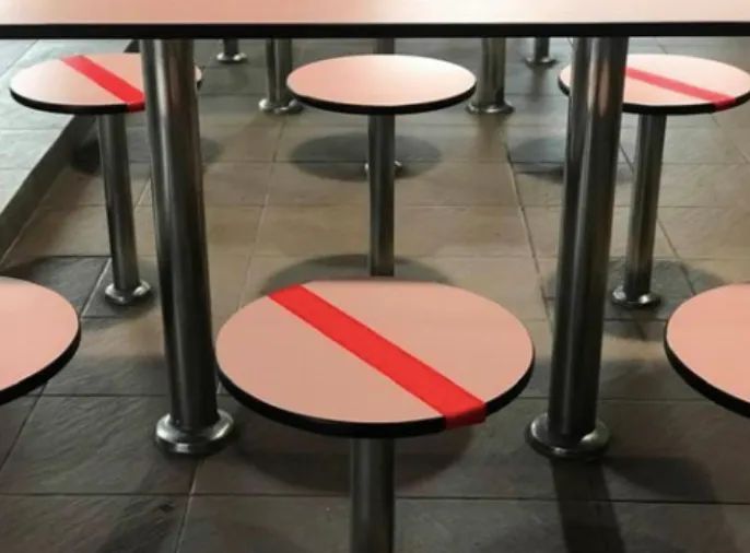 新加坡小贩中心设特殊座椅，吃饭请保持1米距离