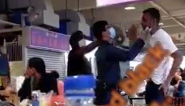 新加坡輔警把口罩彈回違規男子臉上，網友怒贊：夠爺們