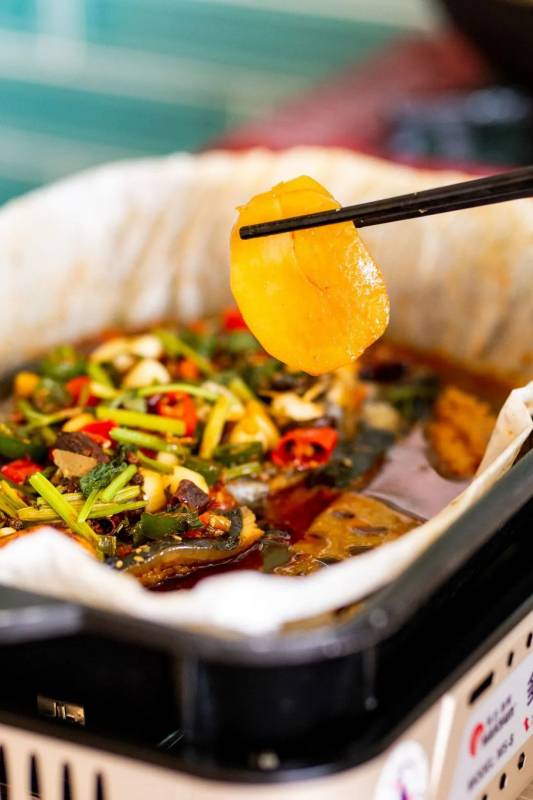 胖胖鸡携新装修强势回归!鸡公煲串烧自助买一送一,无限量供应