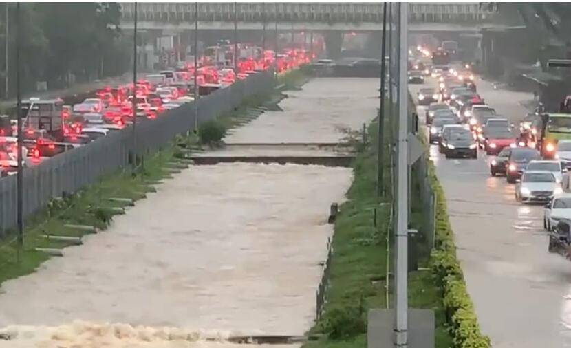 新加坡！雨҉雨҉雨҉雨҉雨҉雨҉41年最大雨量邀你看“黄河”