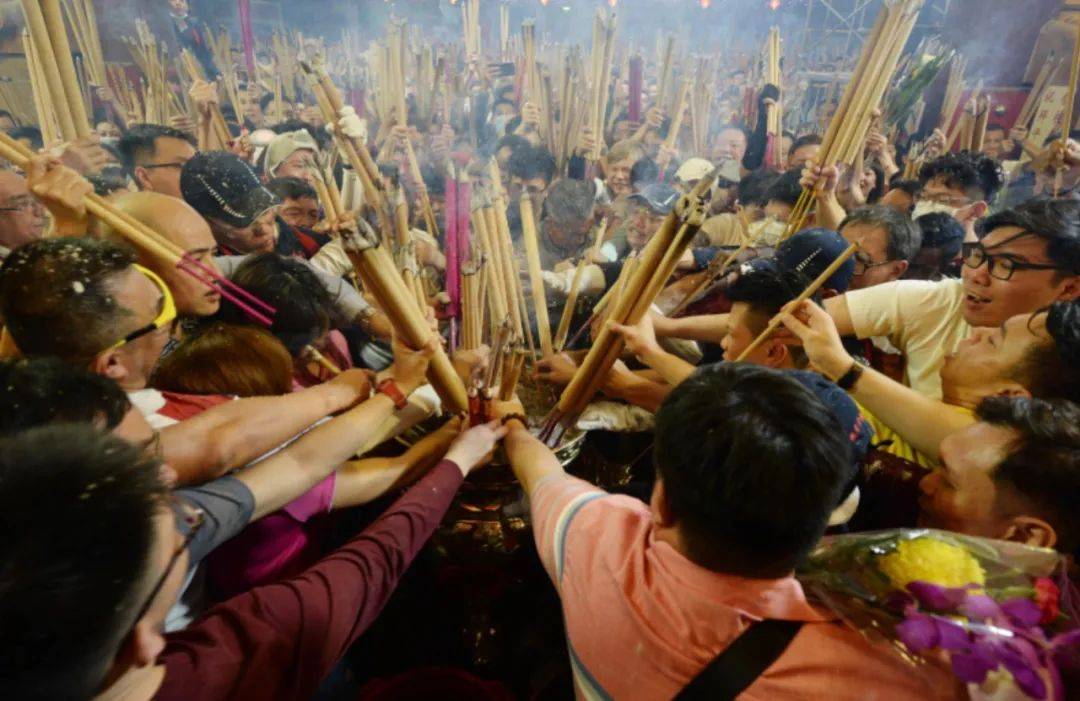 新加坡總理李顯龍魔性拜年視頻火了！各部長花式拜年，竟有財神爺上門討債