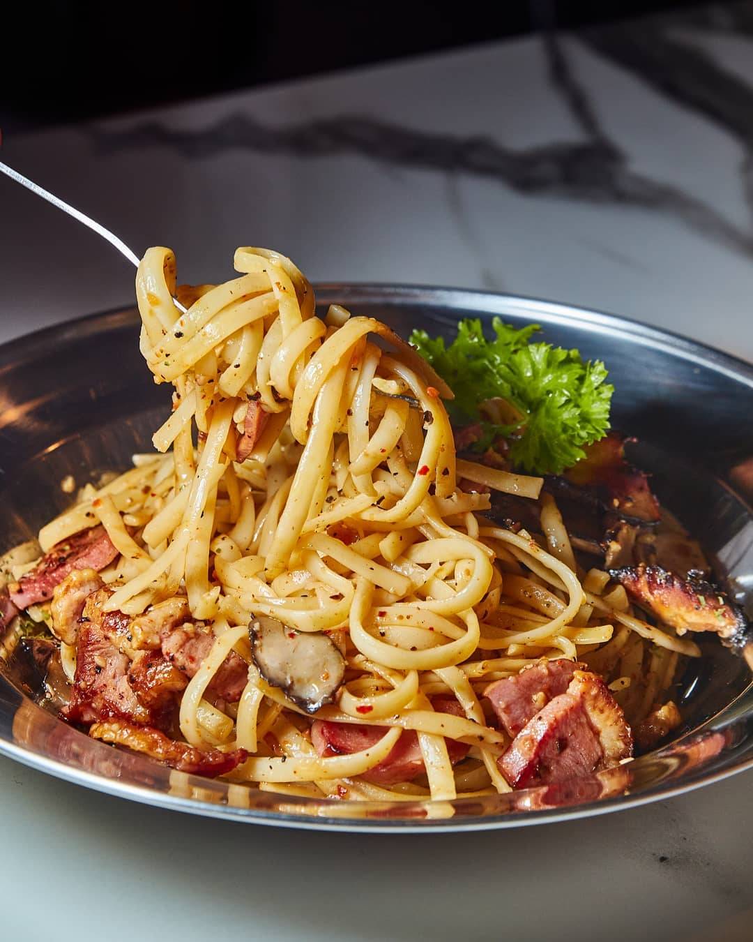 走入银色世界!乌节路平价网红西餐厅“49 seats”带你满墙银器打卡区🤩 便宜好吃又好拍