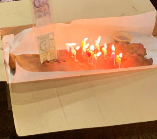 生日蛋糕吐鈔票？已經Out了！新加坡現在流行生日烤乳豬吐鈔票