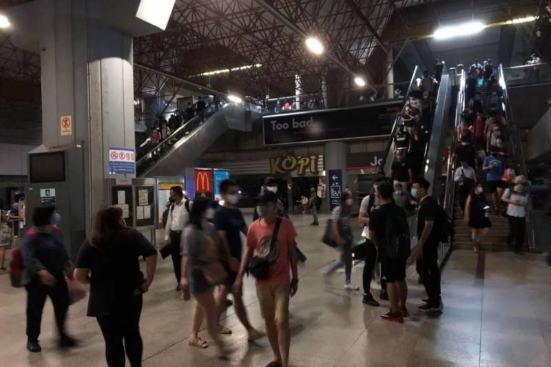 實拍!新加坡地鐵線大崩潰!人擠人,黑暗中被鎖車廂三小時