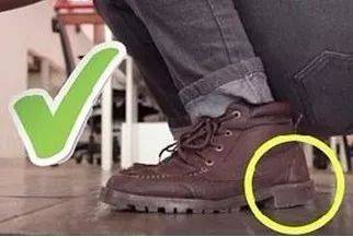 法國女生做這個動作侮辱華人，在新加坡被炮轟！亞洲蹲，一個碾壓歐美的姿勢