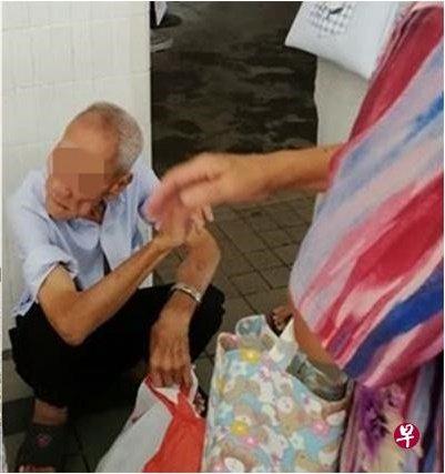 纸巾叔大喊被抢钱 紧捉赤脚阿嫂衣领 互拉扯