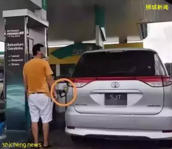 新加坡司机为多加油当众上演“车震”已Hold不住了,现在都用大宝贝