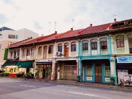 新加坡七部門聯合掃蕩芽籠紅燈區,帶走89人!持刀打架、咬警察、脫衣服… 好亂