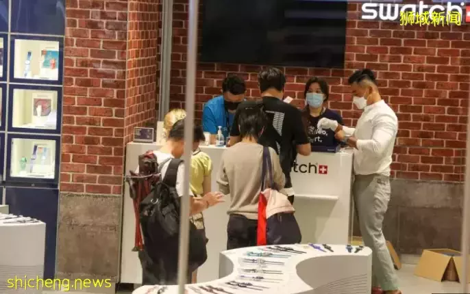 實拍!新加坡濱海灣金沙和烏節路人山人海,因爲它!有人暈倒、對警察喊:拿槍射我啊