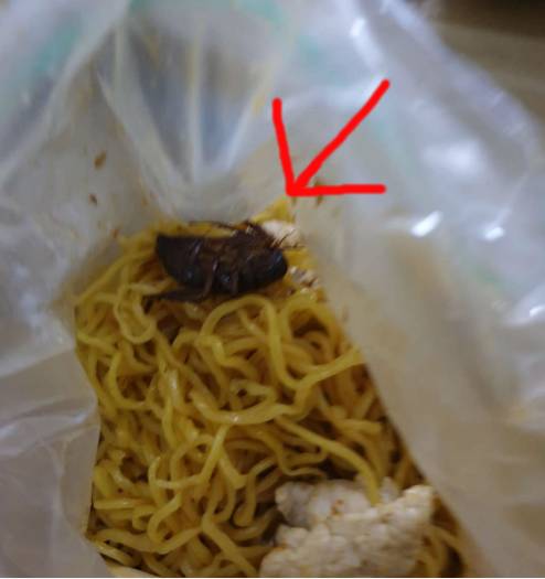 呕！新加坡小贩中心汤面里吃出整只蟑螂，外卖也中招