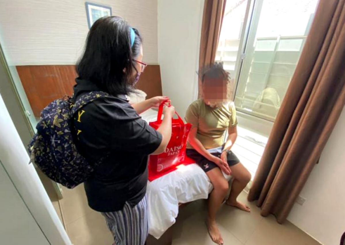 慈善团体成员捐出旅游消费券 为无家可归者订酒店