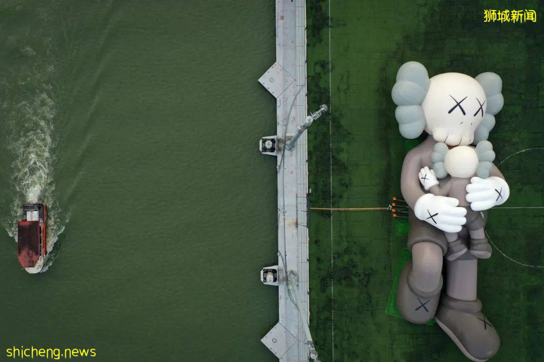 終于等到你！“KAWS:HOLIDAY” 世界巡回展來到新加坡！42米雕塑作品空降濱海灣
