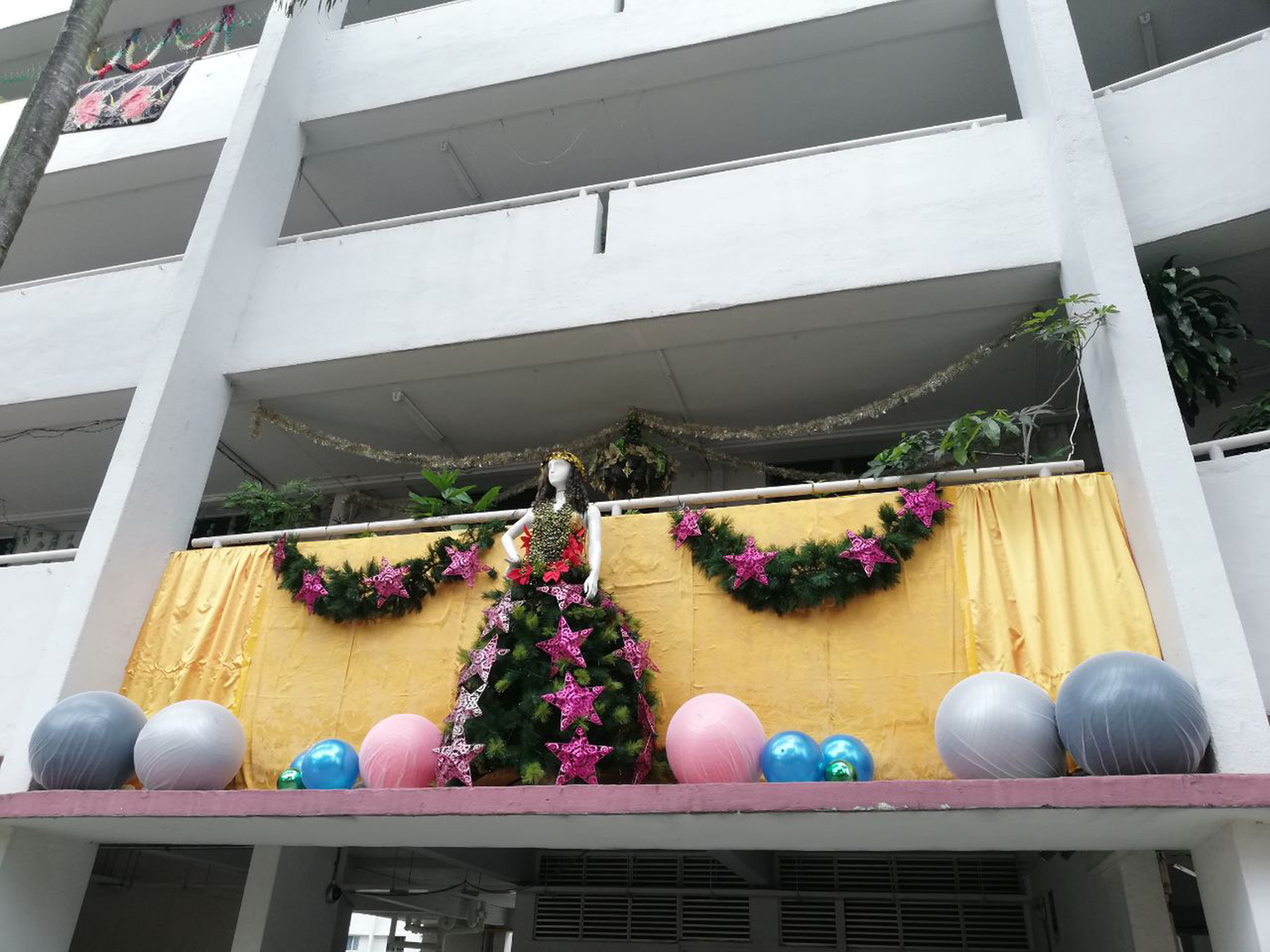 圣诞女模挂组屋走廊外檐　问你怕不怕