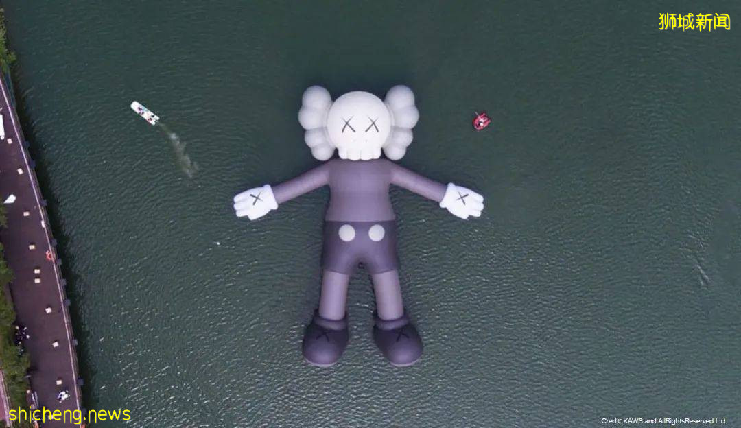 終于等到你！“KAWS:HOLIDAY” 世界巡回展來到新加坡！42米雕塑作品空降濱海灣