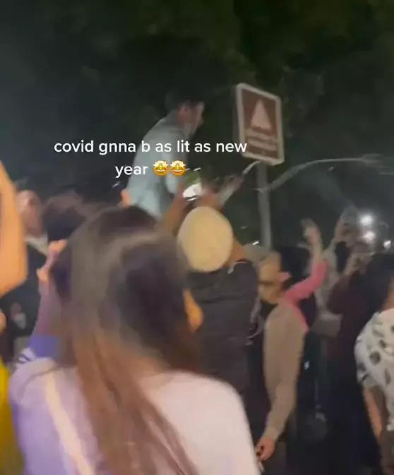 公然違規！新加坡克拉碼頭百人狂歡跨年: 不戴口罩、貼面跳舞！或導致超級傳播