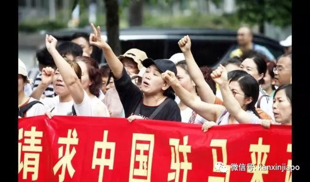 上百名中国人在马来西亚下跪唱国歌,讨要千亿血汗钱