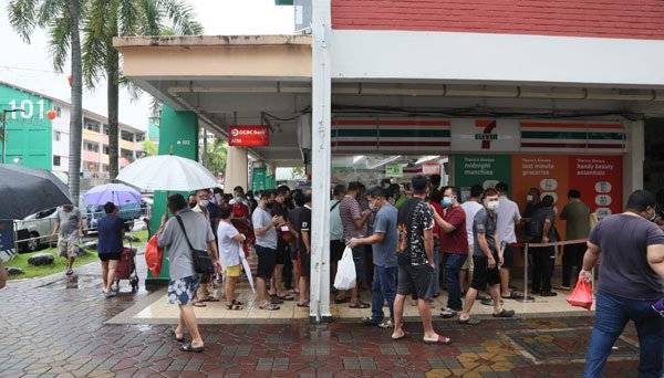 2617万奖金诱惑大 赌客冒雨也要挤