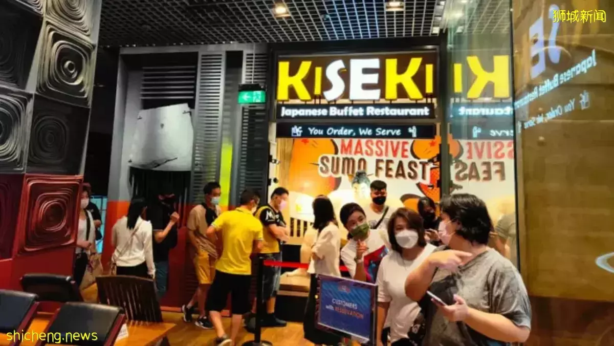 自助餐恢复近一周 仍有业者让服务生为顾客服务