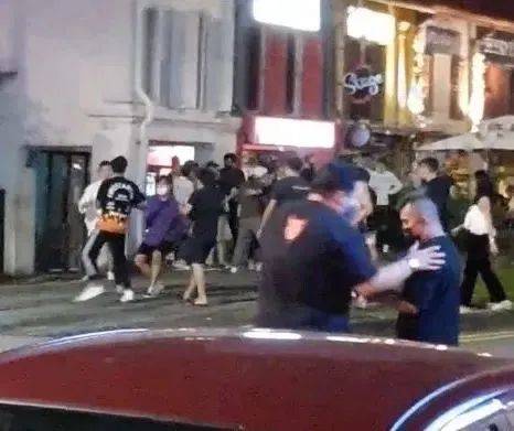 众人当街打群架!焚烧筒盖竟成攻击武器