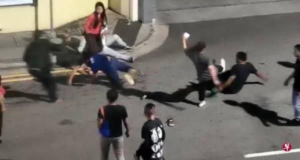 疑为咳嗽药水 两帮人马芽笼殴斗叫嚣