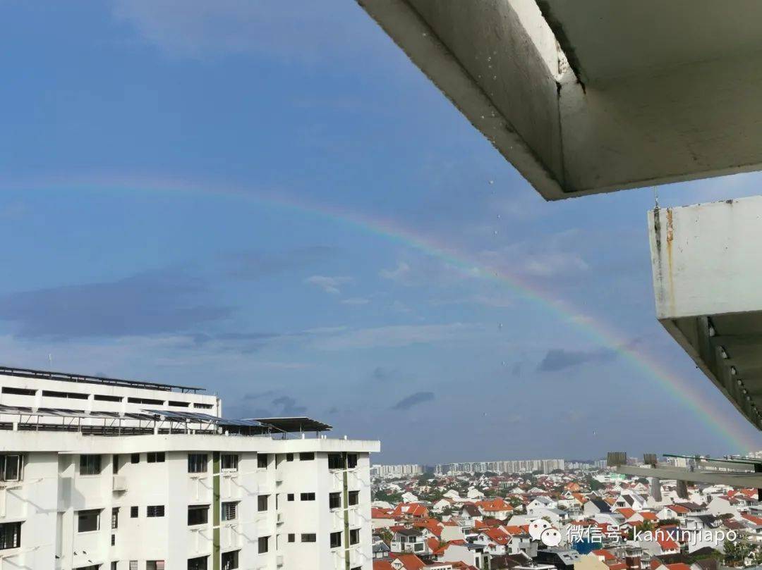 新加坡天空春节现巨大祥瑞彩虹,全岛千万家围观