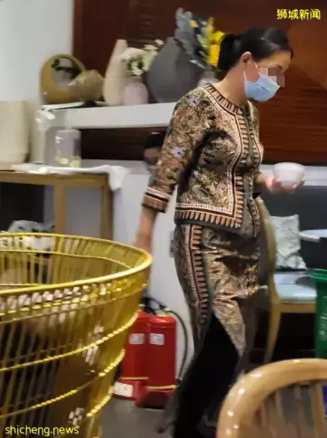中国这家新加坡餐厅火了,服务员“高仿”新航空姐,被疯狂吐槽