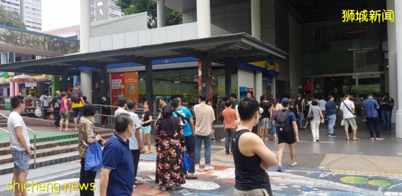 昨天,刚宣布解封后,新加坡朋友圈变成了这样