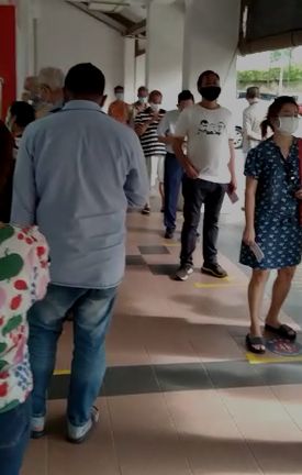 好諷刺！馬來西亞人排隊領物資 新國人排隊買4D