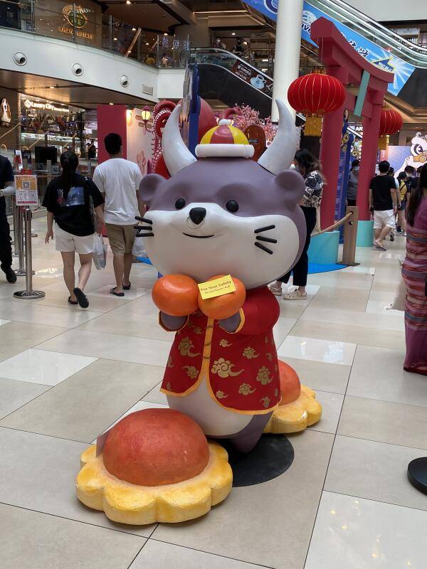 獅城牛車水商場 牛年吉祥物更像鼠