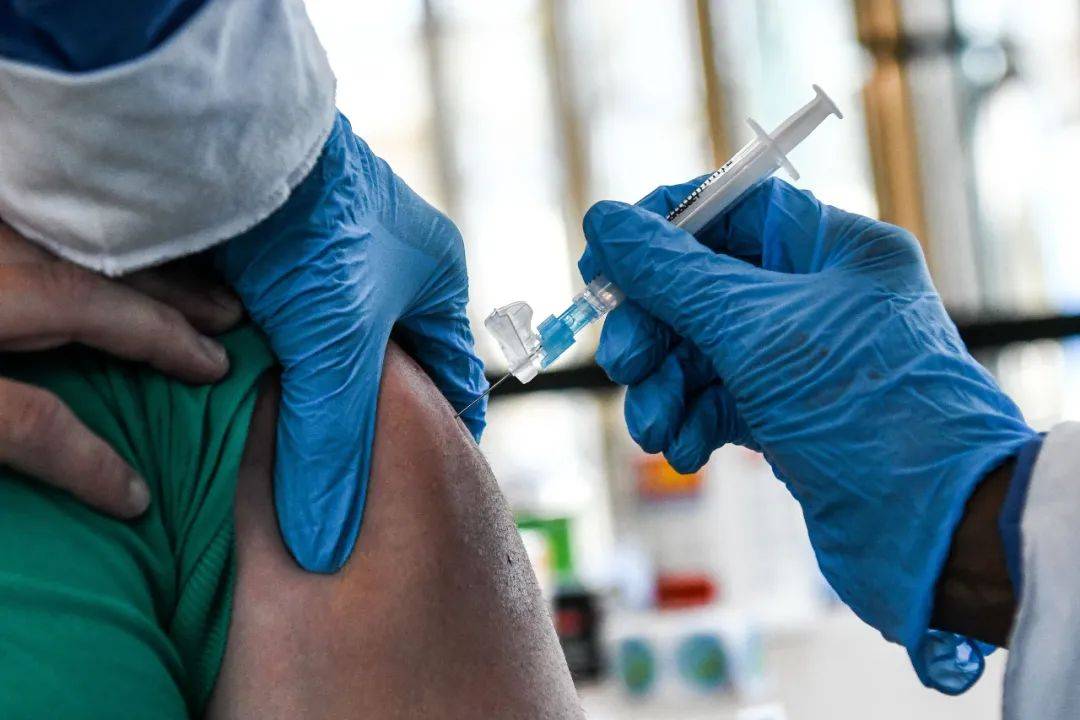 5800人打疫苗后仍感染！辉瑞总裁曝：或需第三剂疫苗，每年接种