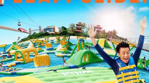 3米滑梯冲入海中！奔跑、跳跃、冲刺，新加坡最大水上漂浮乐园来了