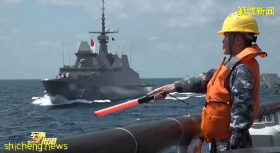 中国、新加坡海军舰艇编队举行海上联合演习,现场画面曝光