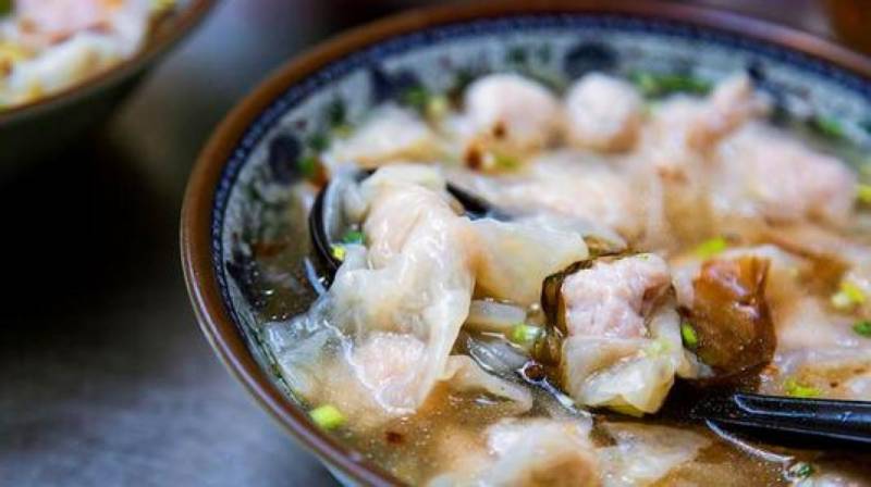 這裏居然有一家藏在鬧市裏的中餐小館!下雨天,要不要來碗馄饨