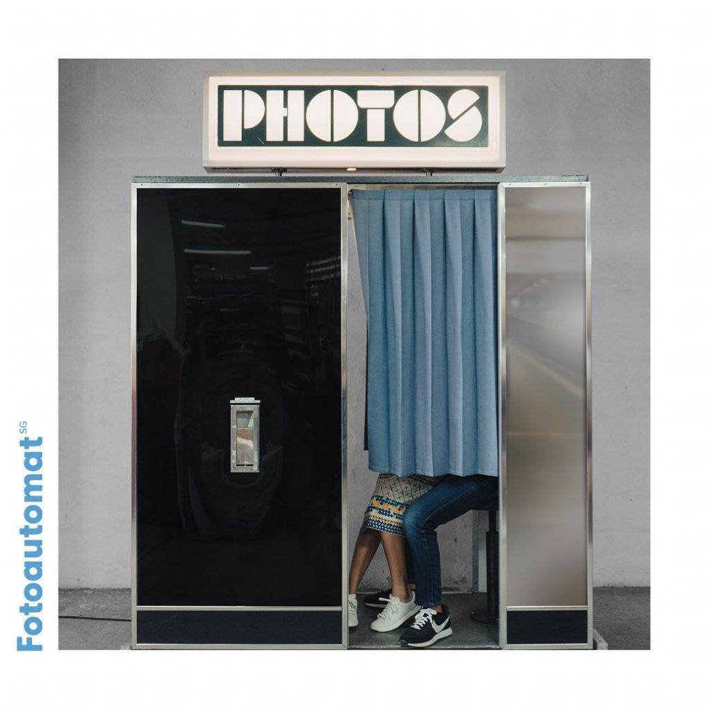 自助打卡照相亭📷 沒有攝影師的小黑屋，S$4就能擁有複古膠卷大頭貼！穿越時光不是夢😎