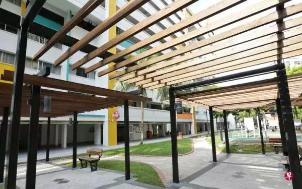 不遮阳不挡雨 居民不解走道无盖