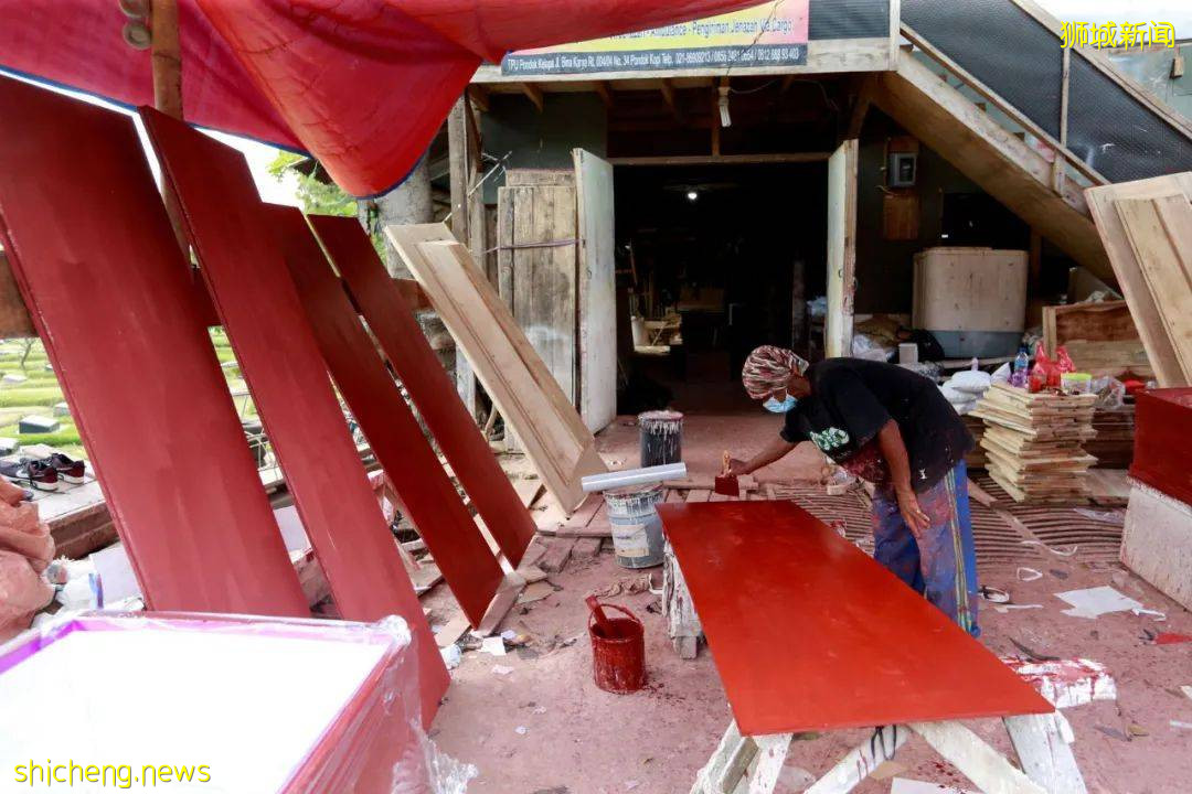 印尼淪陷!日增近4萬例、上千人死亡!警察扮鬼、民衆搶牛奶,新加坡送救援物資