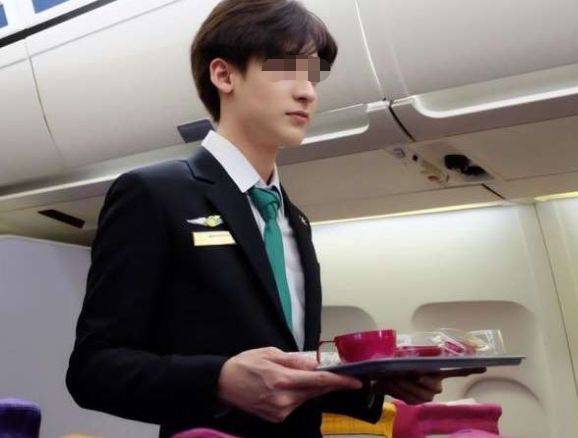 新加坡空乘竟偷拍男人，在厕所被抓个正著