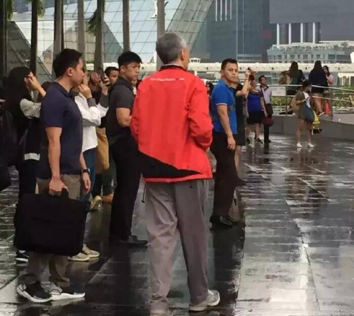 新加坡总理李显龙又来街头圈粉，佝偻的背让人看着心酸