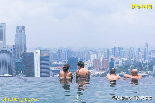 新加坡最豪华的体验，金沙酒店楼顶无边泳池，只有住一晚才能享受