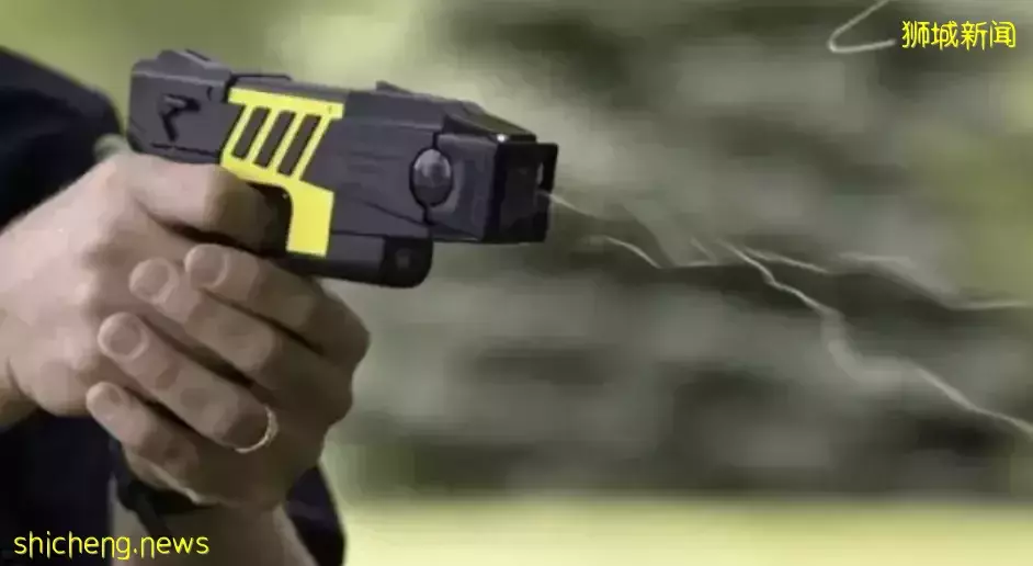 胆大包天！一男子光天化日在新加坡持刀袭警