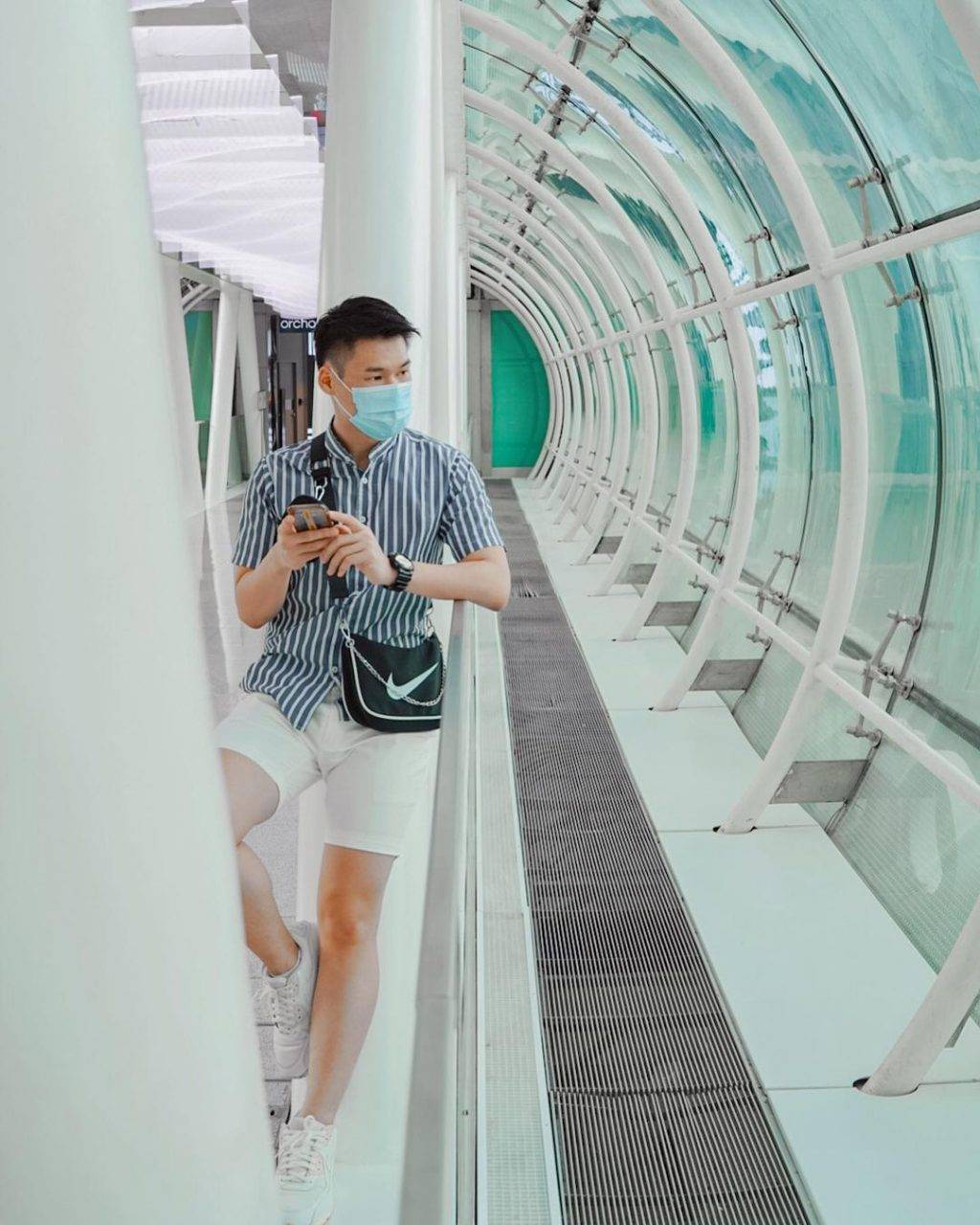 你知道这里吗🤫 乌节路上的行人天桥!白天朝气蓬勃、夜晚幽静神秘💫 一个空间带出两种氛围