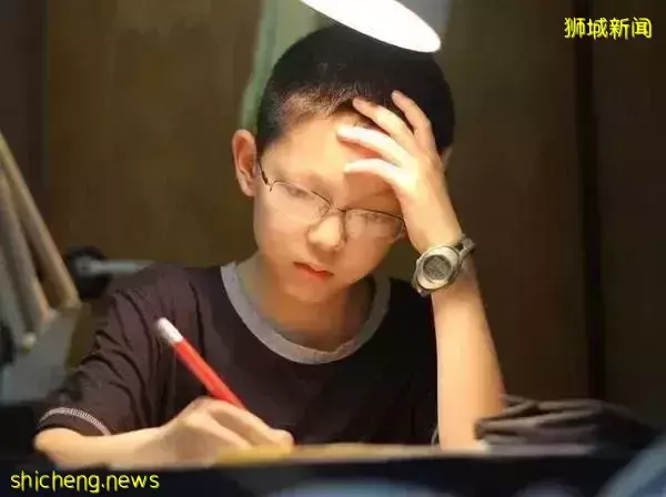 新加坡議員建議給學曆畢業證設“有效期”，不再終生制！網友炸了