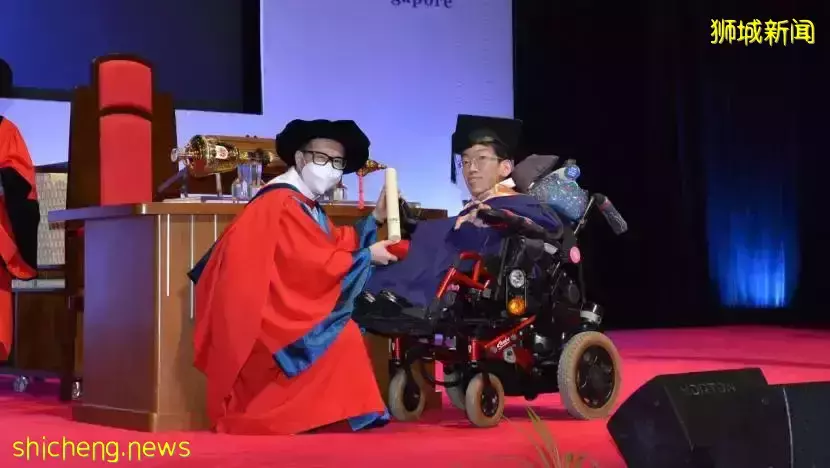 医生说活不过两岁的他,成为了NUS毕业生代表