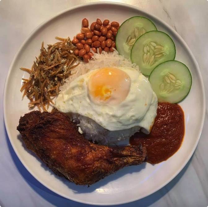 从金融业到开自己摊位贩售椰浆饭,网友问“小贩也要高学历了吗?”