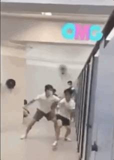 新加坡這所頂級名校，發生了激烈的衛生間大戰