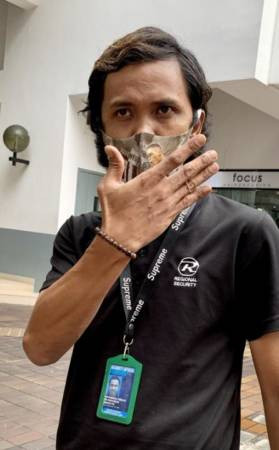 女子猛敲门图闯商场 狂甩保安数巴掌