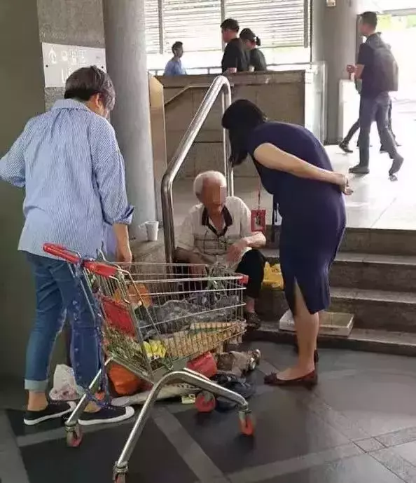 聖誕節，新加坡濱海灣水上驚現一具浮屍