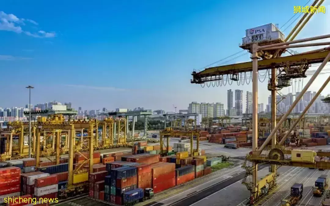 新加坡公司高管为三餐温饱打电话求助！“工资跟不上涨价...”