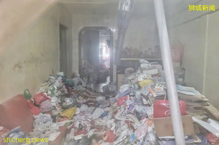 新加坡囤积癖老人于屋中去世!邻居闻臭报警,其子女还未找到