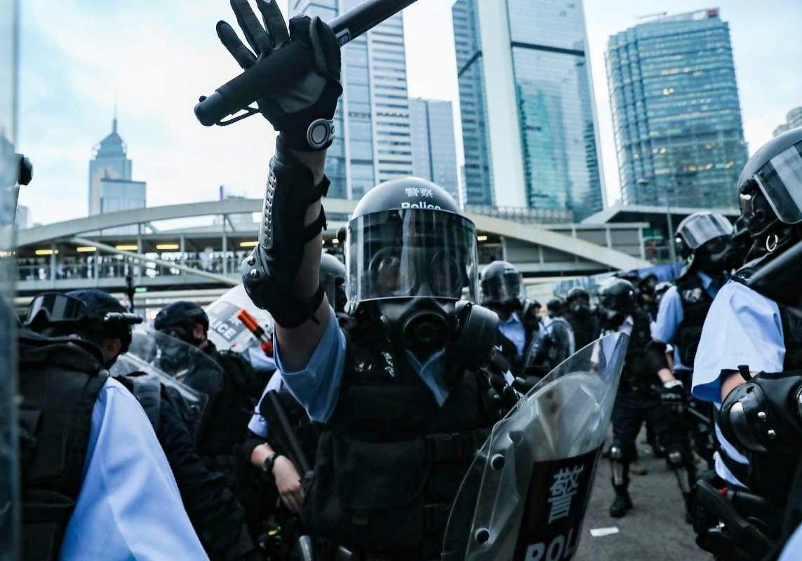 忍功第一，向香港警察致敬！